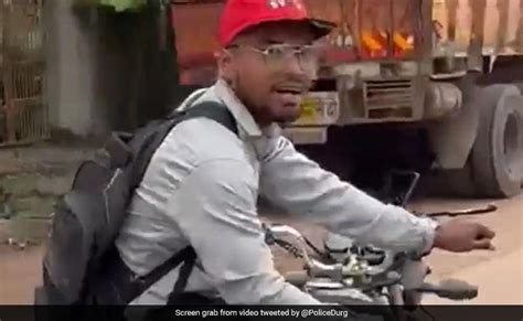 चश्मा लगाकर बीच सड़क स्टंटबाजी कर रहा था शख्स, चालान के साथ उठक-बैठक ...