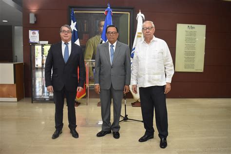 Escritores destacan presencia mujer y uso de metáforas originales en ...