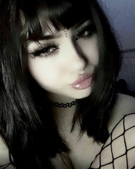 Goth Aesthetic, Aesthetic Images, Emo Y2k, Face Beat, Cute Poses For ...
