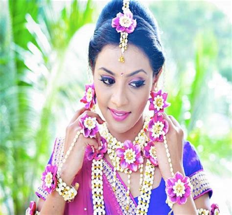 मेहंदी फंक्शन के लिए ट्राई करें फ्लावर ज्वैलरी - flower-jewellery-for ...