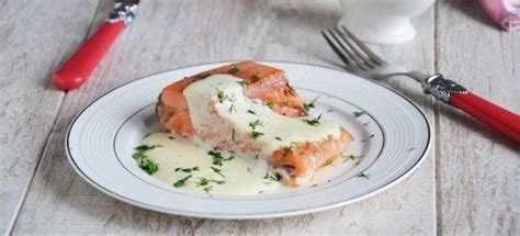 Форель на сковороде в сливках, с овощами, сыром и соусами