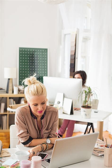 Business Women Going to Work 的图像结果