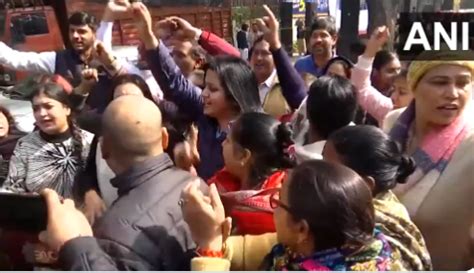 AAP, BJP protests: Long traffic jams choke central Delhi