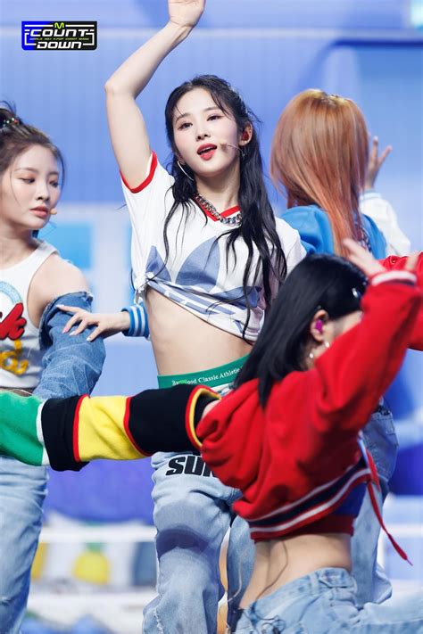 220811 TRI.BE - KISS @ M Countdown Stage Songsun Photos : r/tribedaloca