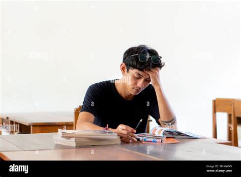 Overworked Student 的图像结果