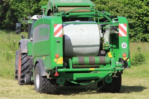 Case IH überarbeitet Rundballenpresse RB 545 | agrarheute.com