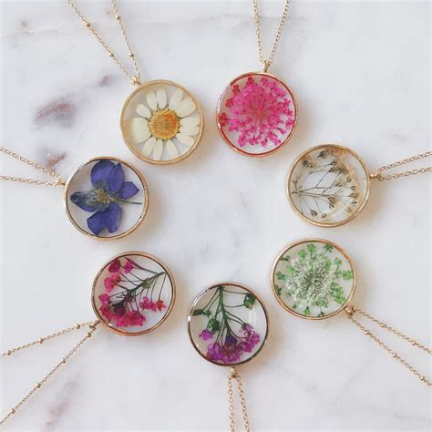 Pressed Flower Necklace | Resin jewelry, Flower resin jewelry, Resin diy
