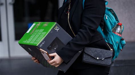 microsoft store refuge return police suriname xbox etc