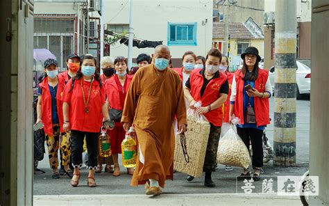中秋节将至 徐州平山寺法师及义工看望特殊儿童