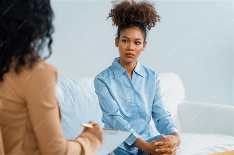 Zufriedener Patient und Psychologe führen in der Klinik mit positiven ...