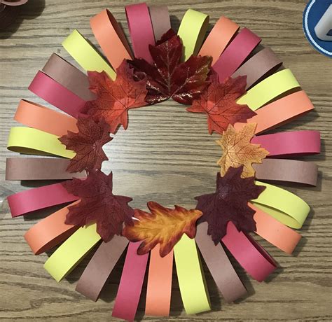 Fall leaves paper wreath - construction paper loops stapled to paper ...