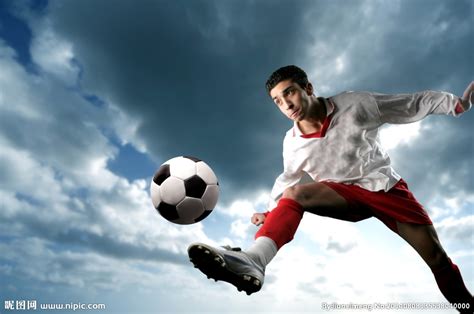 踢足球的男人摄影图__职业人物_人物图库_摄影图库_昵图网nipic.com