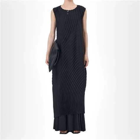 Designer Resort Wear for Women | Vacation Outfits & Dresses - Nolabels.in