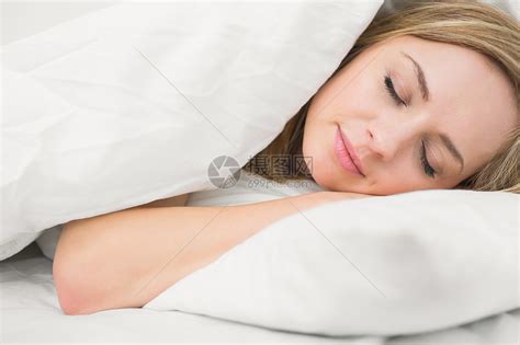 美丽的女人睡在床上闭着眼睛睡觉高清图片下载-正版图片321752568-摄图网