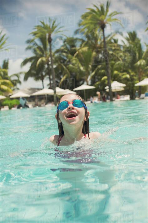 Girls Swim Nature 的图像结果