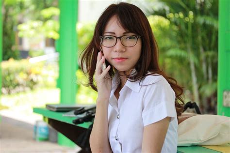 亚洲泰国中国留学生大学美女放松微笑 库存图片. 图片 包括有 夫人, 白种人, 长沙发, 放松, 衣物, 方式 - 69931593