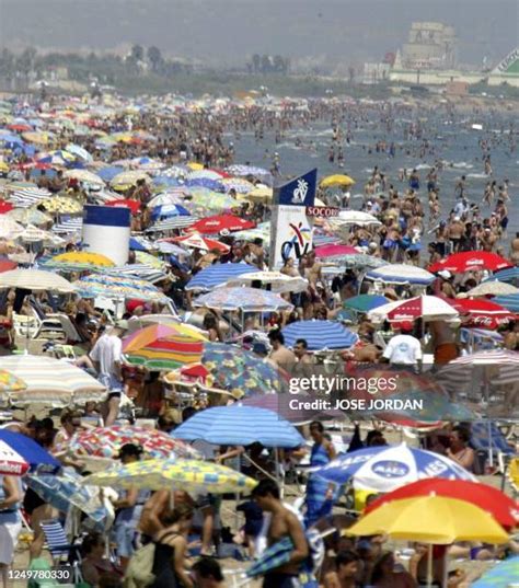 Busy Beach Scene 的图像结果
