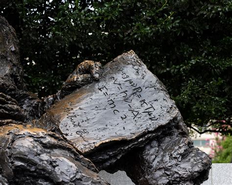 Albert Einstein Memorial: Washington DC Guide & Photos