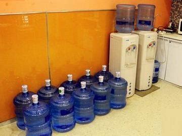 36桶桶装水过期5个月还卖 三亚崖城鑫露水厂被查_最新资讯