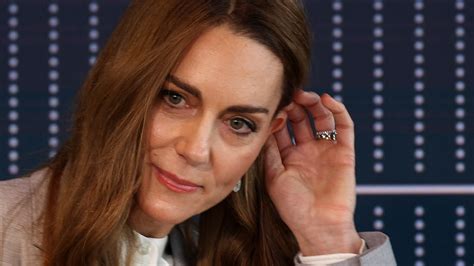 Kate Middleton shows off 4-ring wedding stack, including shiny new ...
