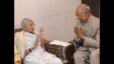 Gandhinagar: President Ram Nath Kovind meets PM’s mother, visits Jain ...