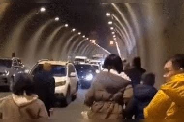 【福建】高速隧道口内群众狂奔逃离 警方：三车追尾 其中一车为天然气罐车