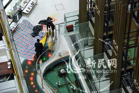 年轻女子在上海新世界商厦内12楼跳楼身亡(图)-搜狐新闻