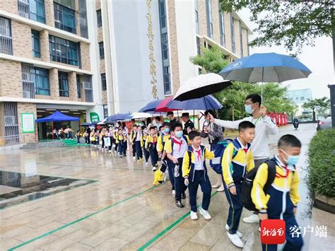 海口长滨小学教职工为学生撑起“爱心伞墙”海口文明网