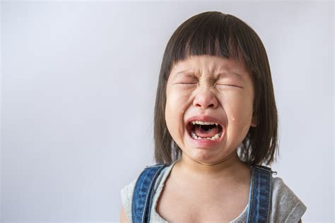 哭泣的小女孩素材-哭泣的小女孩图片素材下载-觅知网