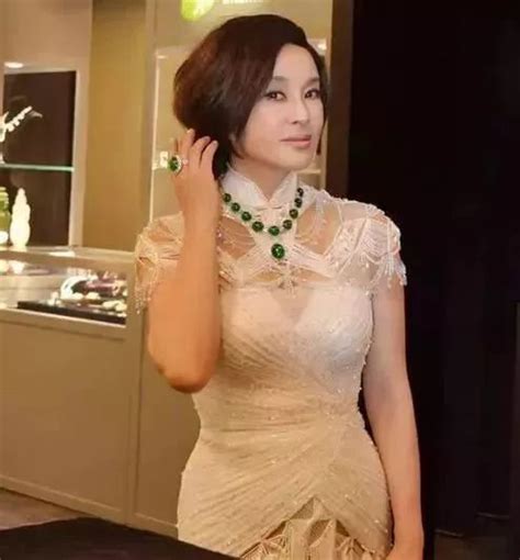 据说，刘晓庆的翡翠珠宝收藏价值已高达102亿 - 每日头条