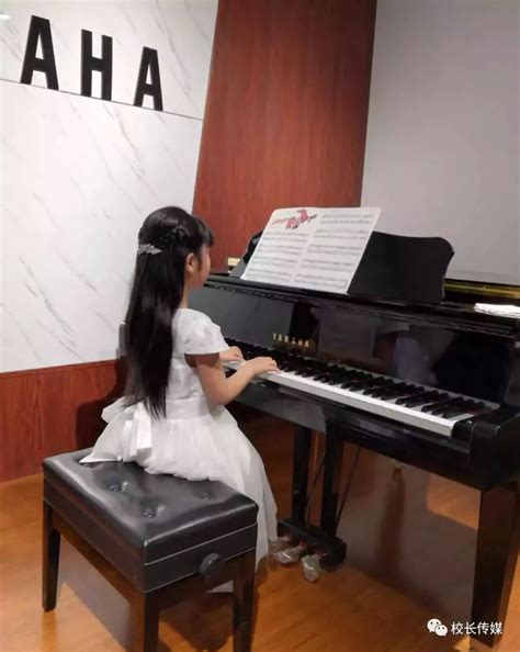 钢琴课在音乐学院、老师和学生 库存图片. 图片 包括有 孙女, 教育, 附注, 女孩, 全部, 和谐, 祖母 - 66655199