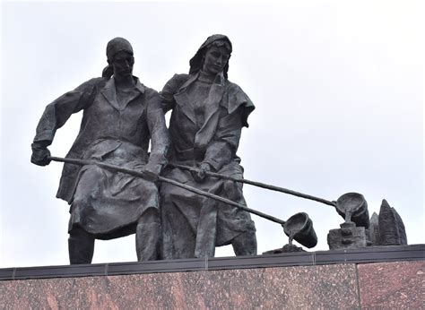 Самые трагичные памятники, посвящённые блокаде Ленинграда ...