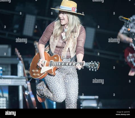 Lainey wilson coastal credit union hi-res stock photography and images ...