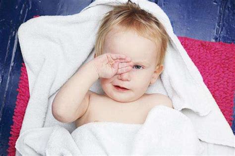 婴儿睫毛上有白色东西（宝宝眼睛一直揉又红又肿就是）-幼儿百科-魔术铺