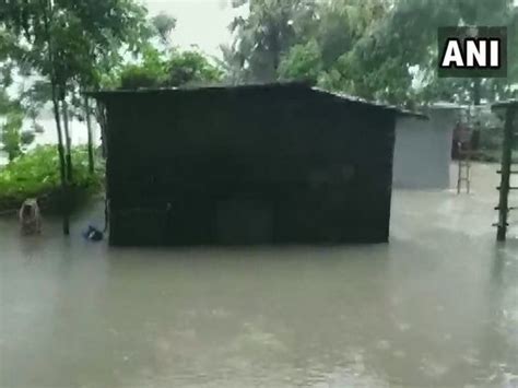 WB: People of Netaji Para forced to live on streets after floodwater ...