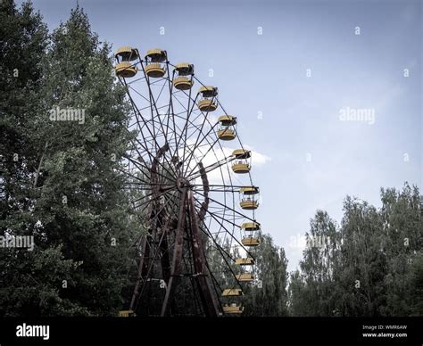Rusty ferris wheel in the Pripyat amusement park, Chernobyl Exclusion ...