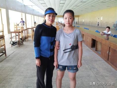 杨倩摘东京奥运首金，最后一枪反杀对手，因母亲重病差点放弃学业_东方体育