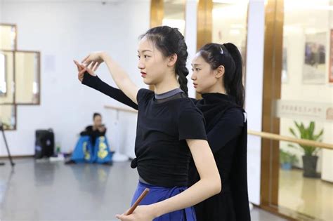 芭蕾舞的7个基本手位动作讲解!-中影人教育舞蹈学苑