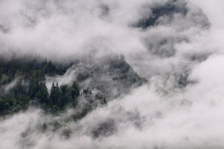 雾气中的大山小屋风光摄影高清jpg图片免费下载_编号vjehkdnq1_图精灵