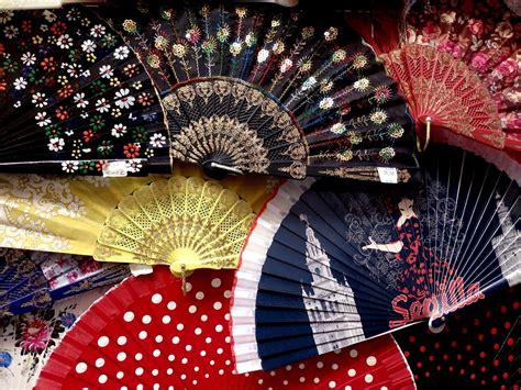 How to buy a Spanish hand fan in Seville