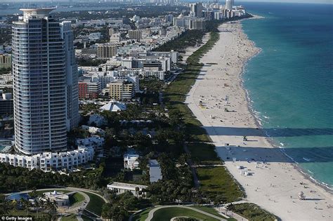 Billionaires are snapping up 'trophy homes' in this American hotspot