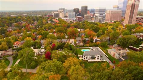 Business People Walking in Clayton MO 的图像结果
