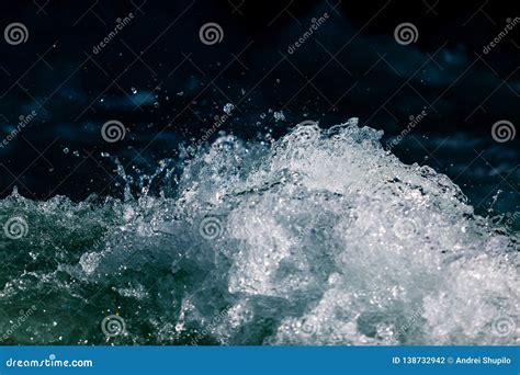 风雨如磐的波浪在海洋作为背景 库存照片. 图片 包括有 海运, 背包, 通知, 本质, 特写镜头, 蓝色 - 138732942