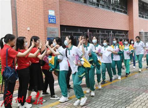 重慶市田家炳中學32支世界杯“球隊”為高考考生加油助威【7】--教育--人民網