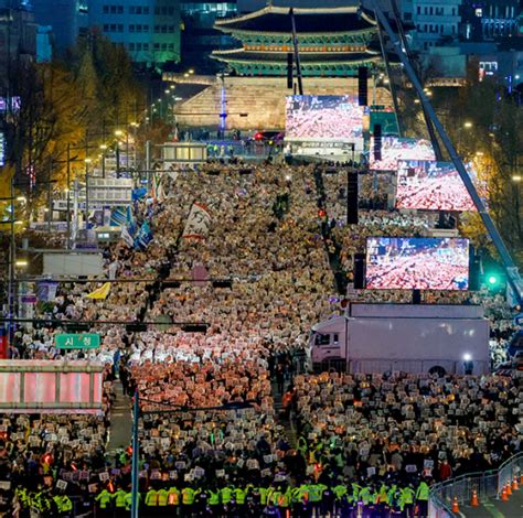 韩媒：首尔20万人集会 要求尹锡悦下台_凤凰网资讯_凤凰网