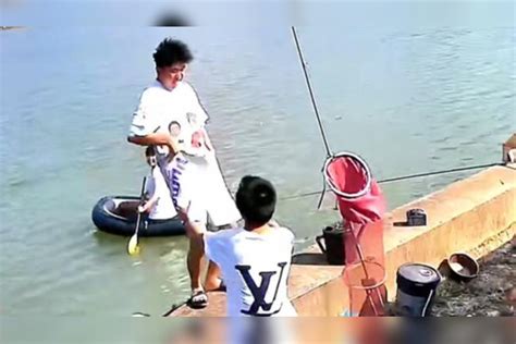 小伙被朋友推入鱼塘，入水前机智扔出手机，网友：最后的倔强