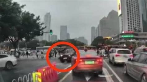 广州一宝马撞人致5死13伤，视频还原惊魂一幕：汽车直接冲入人群_腾讯视频