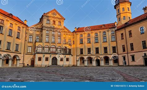 Castle Front View 的图像结果