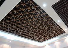 il soffitto il legno d imitazione gradisce il soffitto di griglia il soffitto il legno d imitazione gradisce il soffitto di griglia