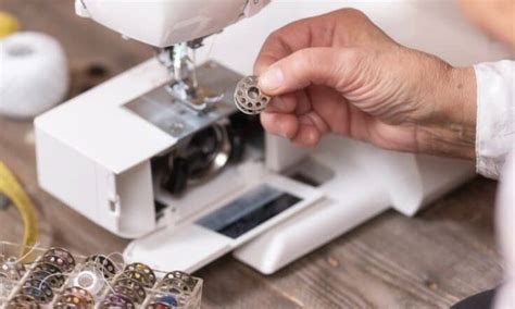Singer Athena 2000 Sewing Machine Bobbin Problems 的图像结果